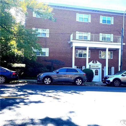 Buy this 2 bed condo on 100 South Middle Neck Road in Village of Thomaston, North Hempstead