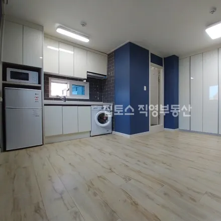 Rent this studio apartment on 서울특별시 관악구 봉천동 694-7