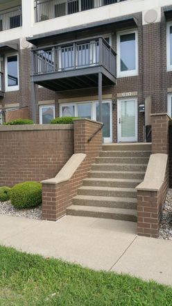 Rent this 3 bed condo on 610 West Riverside Drive in Jeffersonville, IN 47130