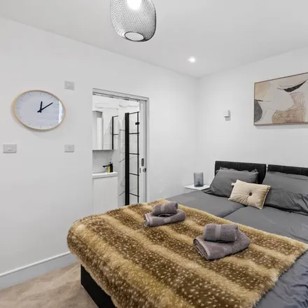 Rent this 2 bed apartment on London in NW4 3XG, United Kingdom