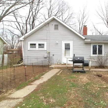 Buy this 2 bed house on 499 Roosevelt Street in Creve Coeur, Tazewell County