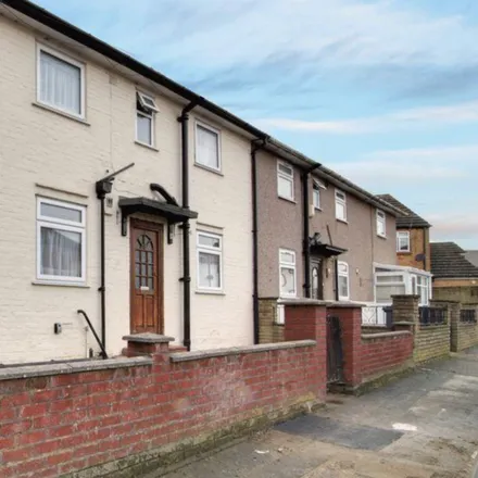 Rent this 4 bed townhouse on Bingley Road in London, UB6 9ED