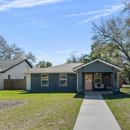 Buy this studio house on 1801 East Knollwood Street