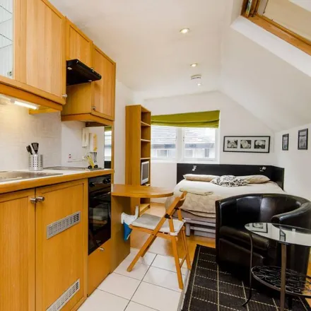 Rent this studio apartment on Finchley Road in London, NW3 6HS