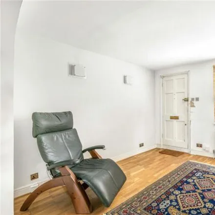 Image 3 - 15 Queens Road, London, SW14 8PH, United Kingdom - Townhouse for sale