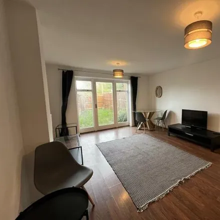 Image 4 - 2 Rickard Close, The Hyde, London, NW4 4XH, United Kingdom - Townhouse for rent