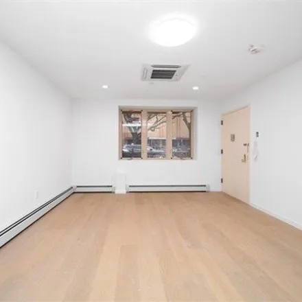 Image 3 - 39-63 57th Street, New York, NY 11377, USA - House for sale