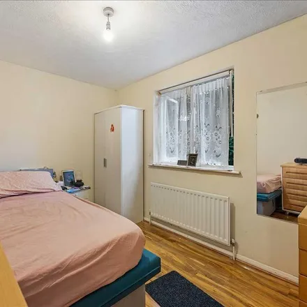 Image 7 - Burn Close, Addlestone, KT15 2PH, United Kingdom - Apartment for rent
