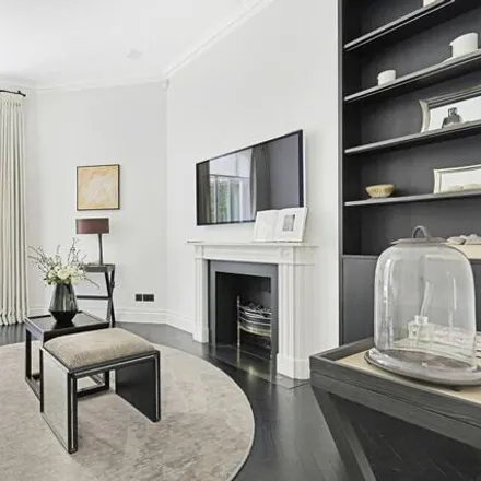 Rent this 3 bed room on 26 Pont Street in London, SW1X 9SG