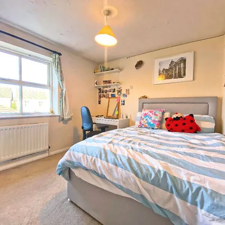 Rent this 3 bed duplex on Richmond Close in Farnborough, GU14 0RH