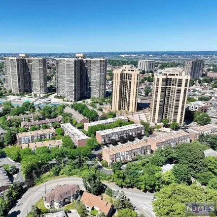 Image 2 - 200 Winston Towers, 200 Winston Drive, Grantwood, Cliffside Park, NJ 07010, USA - Condo for sale