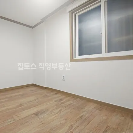 Rent this 2 bed apartment on 서울특별시 송파구 석촌동 297-42