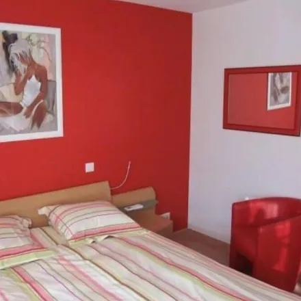 Rent this 3 bed house on 84110 Séguret