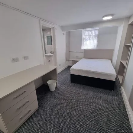 Rent this 6 bed apartment on Beechwood Terrace in Leeds, LS4 2NG