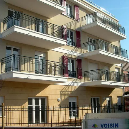 Image 5 - 5 Place de la Division Leclerc, 78960 Voisins-le-Bretonneux, France - Apartment for rent