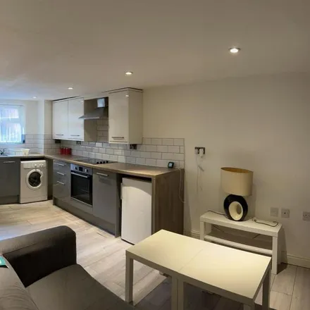 Image 2 - Bayswater Place, Leeds, LS8 5LG, United Kingdom - Apartment for rent