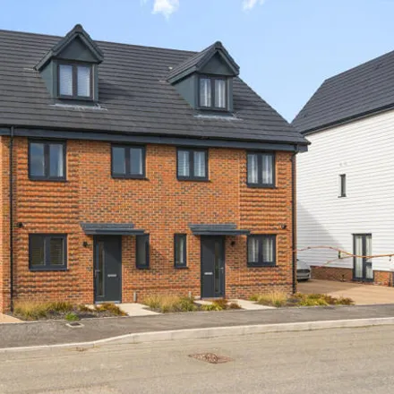 Rent this 3 bed townhouse on Goodwood Crescent in Buckler's Park, RG45 6NB