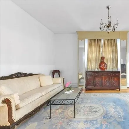 Image 5 - 101-11 70th Avenue, New York, NY 11375, USA - House for sale