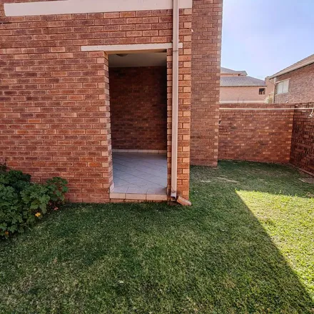 Rent this 2 bed apartment on King's Mall in Crane Street, Gonubie West