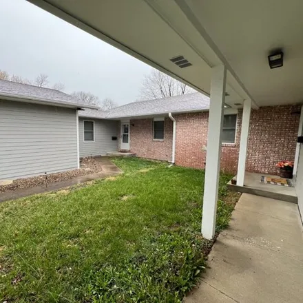 Image 3 - 375 South Hickman Street, Centralia, MO 65240, USA - House for sale