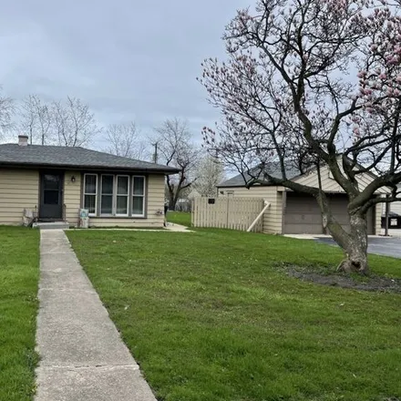 Buy this 2 bed house on 11 Shagbark Rd in Lake Bluff, Illinois