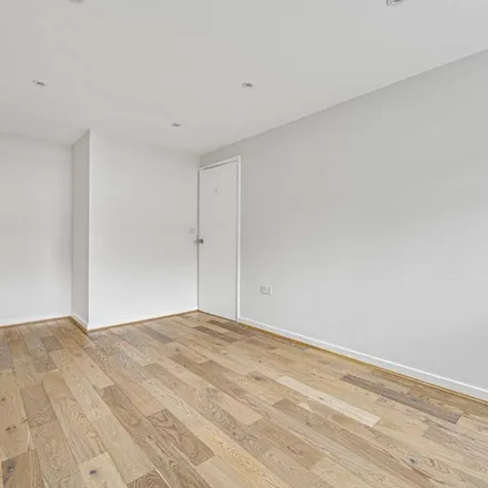 Image 2 - Heronsforde, London, W13 8JF, United Kingdom - Townhouse for rent