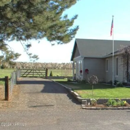 Buy this 3 bed house on 1720 W King St in Grandview, Washington