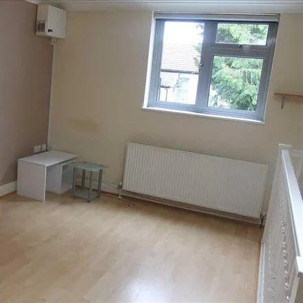 Image 2 - Columbia Court, Vancouver Road, South Stanmore, London, HA8 5DA, United Kingdom - Apartment for rent