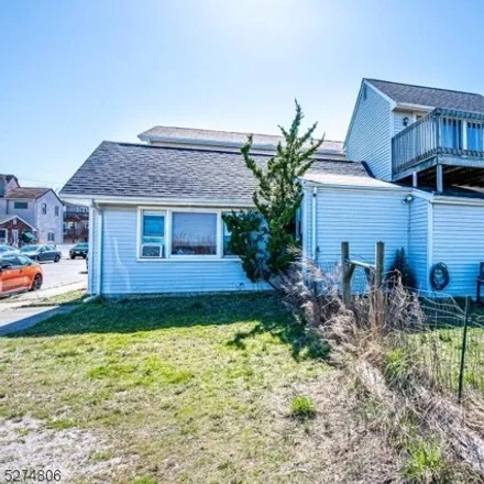Image 2 - 99 Waterview Place, Keansburg, NJ 07734, USA - House for sale