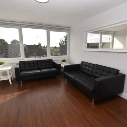 Rent this 4 bed apartment on 1 Barrowfield Lane in Kenilworth, CV8 1EP