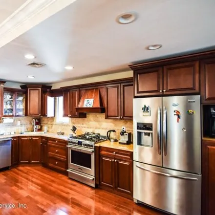 Image 6 - 664 Yetman Avenue, New York, NY 10307, USA - House for sale
