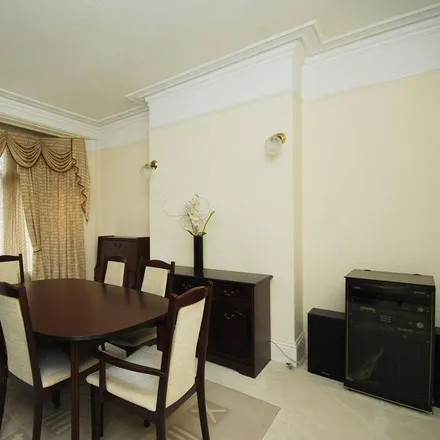 Rent this 5 bed duplex on Cricklade Avenue in London, SW2 3HE