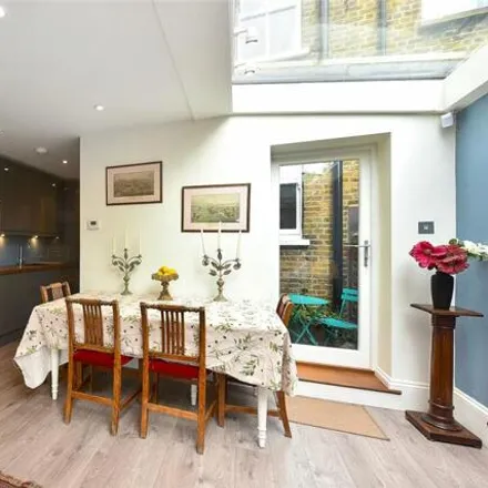 Image 7 - 25 Treadgold Street, London, W11 4BP, United Kingdom - Apartment for sale