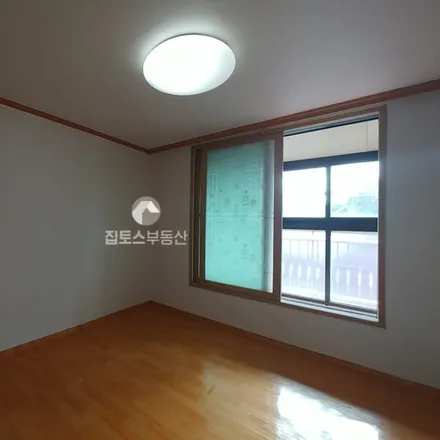 Rent this 3 bed apartment on 서울특별시 송파구 잠실동 298-18