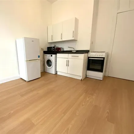 Image 3 - 241 Newlands Road, New Cathcart, Glasgow, G44 4EJ, United Kingdom - Apartment for rent