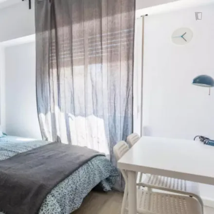 Rent this 5 bed room on Carrer del Riu Ebre in 4, 46010 Valencia
