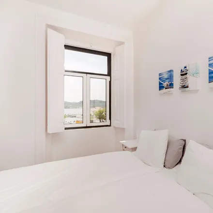 Rent this 2 bed apartment on Descobre in Rua Bartolomeu Dias 65, 1400-031 Lisbon