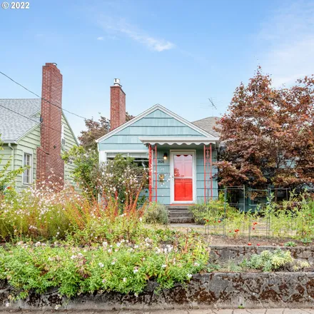 Buy this 2 bed house on 2828 Southeast 59th Avenue in Portland, OR 97206