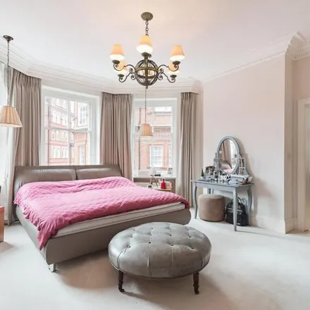Rent this 4 bed apartment on Grove End Road in London, NW8 9RY