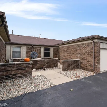 Image 2 - 49165 Freedom Court, Shelby Charter Township, MI 48315, USA - Condo for sale