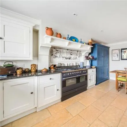 Image 5 - Thorn Close, Claygate, KT10 0HE, United Kingdom - Townhouse for sale