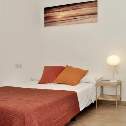 Rent this 4 bed room on Farmàcia Gimenez Chancho in Yolanda, Carrer de Romans
