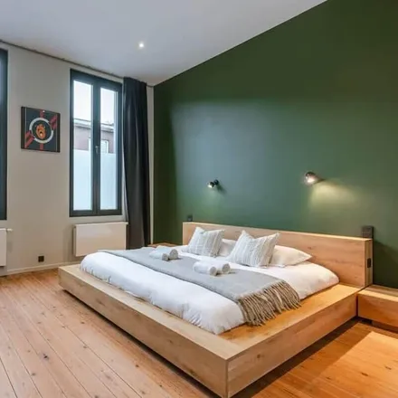 Rent this 3 bed townhouse on Antwerp