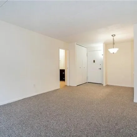 Image 2 - 485 High Point Drive, Greenburgh, NY 10530, USA - Condo for sale