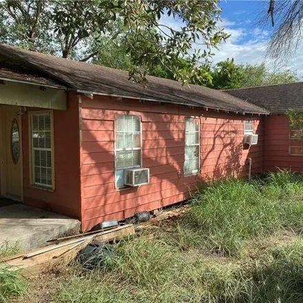 Image 2 - 200 East Gonzales Street, Falfurrias, TX 78355, USA - House for sale