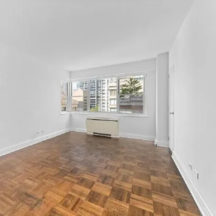 Image 2 - 215 East 68th Street, New York, NY 10065, USA - Apartment for rent