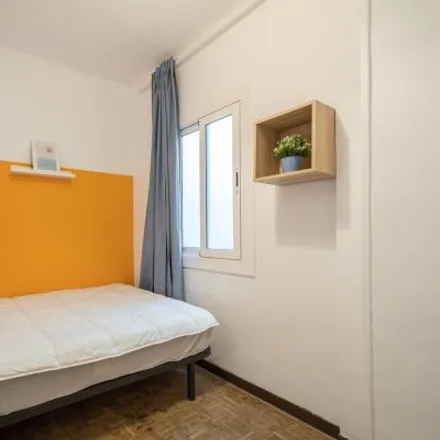 Rent this 3 bed room on Farmàcia M. Carme Cartañá Gámez in Passeig de Maragall, 106