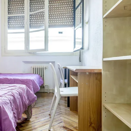 Rent this 9 bed room on Madrid in Locutorio, Calle de Miguel Moya