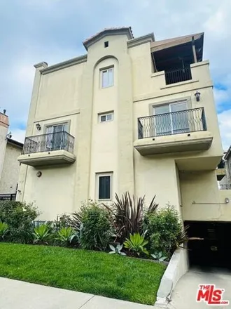 Rent this 3 bed condo on Whitsett & Moorpark in Whitsett Avenue, Los Angeles