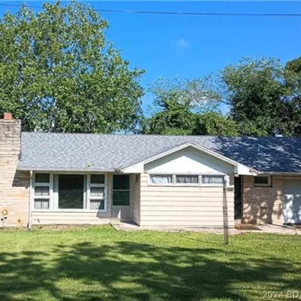 Buy this 3 bed house on 810 Lakeview Dr in Camdenton, Missouri